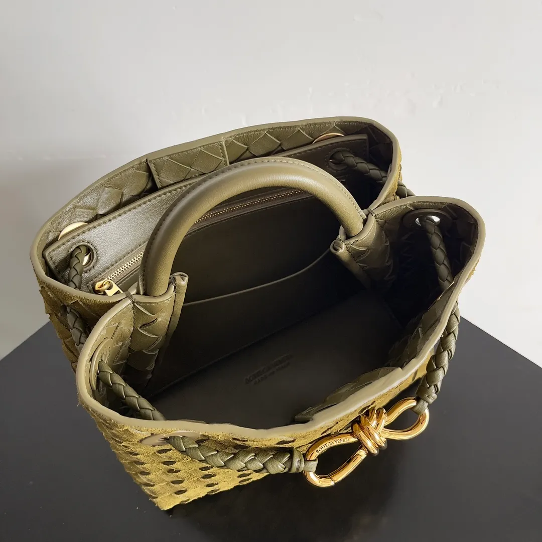 The 2023 new Andiamo batch of 1960 BV has been shipped‼ ️Really popular🔥The new Andiamo woven handbag launched by Bottega Veneta this season is really popular all over the world! ! Celebrities at home and abroad have worn it, and Oscar-winning actress Michelle Yeoh has taken it out on the street. Song Jia, Trai Yara, Yu Feihong, Sanji Ayaka, Rosie Hunting-Whiteley, Yoshioka Riho, etc. have all picked up this bag. It is classic and versatile, showing off its temperament, and the bag capacity is also large, which is very convenient for daily commuting! ! A variety of carrying methods, the shoulder straps can be adjusted by yourself, the original lambskin feels soft and delicate, and the neutral style is made to break gender boundaries and bring a more practical and longer-lasting use experience. Andiamo, which has both elegant and casual styles, perfectly interprets the true appearance of "fashionable old money style". Style number: 743568 (suede) Size: 25*22*10.5cm